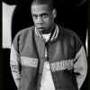 Die Arbeit „Jay-Z“ von Berry Behrendt entstand im Jahr 2003 und versteht sich als künstlerische Reflexion eines prägenden kulturellen Zeitgeistes. Das Portrait verbindet urbane Ästhetik mit zeitgenössischer Portraitkunst und verweist auf eine Ära, in der Hip-Hop kulturelle Identität, Stil und visuelle Sprache nachhaltig prägte. Die Arbeit erscheint als streng limitierte Fine Art Print Edition.