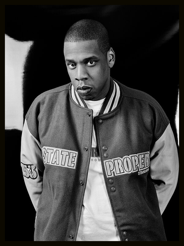 Die Arbeit „Jay-Z“ von Berry Behrendt entstand im Jahr 2003 und versteht sich als künstlerische Reflexion eines prägenden kulturellen Zeitgeistes. Das Portrait verbindet urbane Ästhetik mit zeitgenössischer Portraitkunst und verweist auf eine Ära, in der Hip-Hop kulturelle Identität, Stil und visuelle Sprache nachhaltig prägte. Die Arbeit erscheint als streng limitierte Fine Art Print Edition.