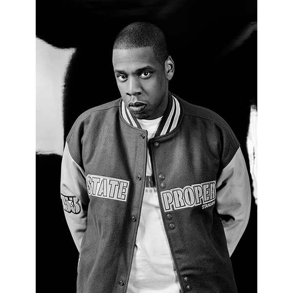 Die Arbeit „Jay-Z“ von Berry Behrendt entstand im Jahr 2003 und versteht sich als künstlerische Reflexion eines prägenden kulturellen Zeitgeistes. Das Portrait verbindet urbane Ästhetik mit zeitgenössischer Portraitkunst und verweist auf eine Ära, in der Hip-Hop kulturelle Identität, Stil und visuelle Sprache nachhaltig prägte. Die Arbeit erscheint als streng limitierte Fine Art Print Edition.