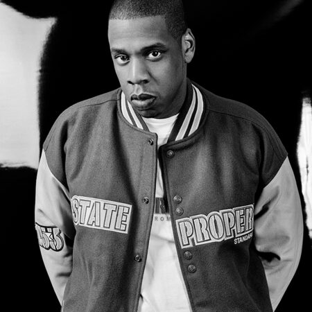 Die Arbeit „Jay-Z“ von Berry Behrendt entstand im Jahr 2003 und versteht sich als künstlerische Reflexion eines prägenden kulturellen Zeitgeistes. Das Portrait verbindet urbane Ästhetik mit zeitgenössischer Portraitkunst und verweist auf eine Ära, in der Hip-Hop kulturelle Identität, Stil und visuelle Sprache nachhaltig prägte. Die Arbeit erscheint als streng limitierte Fine Art Print Edition.