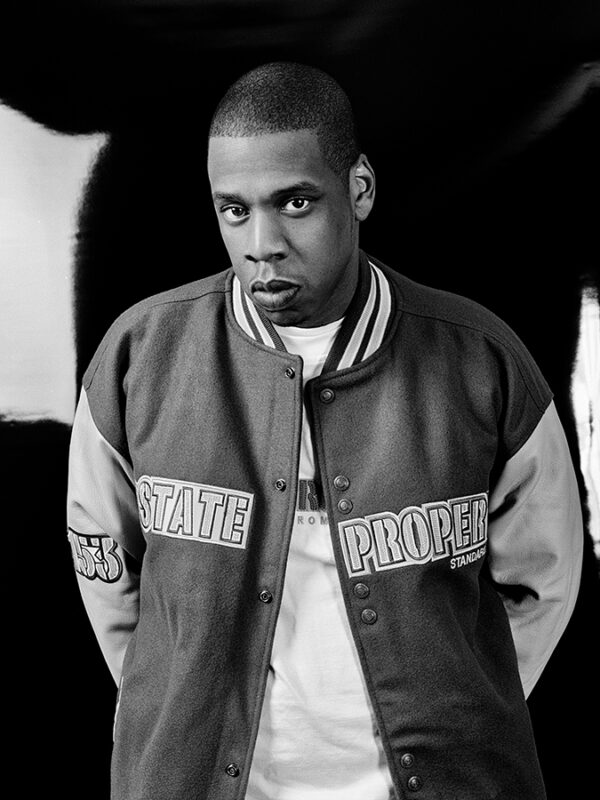 Die Arbeit „Jay-Z“ von Berry Behrendt entstand im Jahr 2003 und versteht sich als künstlerische Reflexion eines prägenden kulturellen Zeitgeistes. Das Portrait verbindet urbane Ästhetik mit zeitgenössischer Portraitkunst und verweist auf eine Ära, in der Hip-Hop kulturelle Identität, Stil und visuelle Sprache nachhaltig prägte. Die Arbeit erscheint als streng limitierte Fine Art Print Edition.
