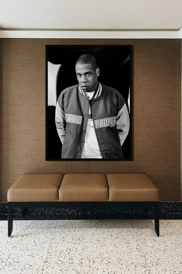 Die Arbeit „Jay-Z“ von Berry Behrendt entstand im Jahr 2003 und versteht sich als künstlerische Reflexion eines prägenden kulturellen Zeitgeistes. Das Portrait verbindet urbane Ästhetik mit zeitgenössischer Portraitkunst und verweist auf eine Ära, in der Hip-Hop kulturelle Identität, Stil und visuelle Sprache nachhaltig prägte. Die Arbeit erscheint als streng limitierte Fine Art Print Edition.